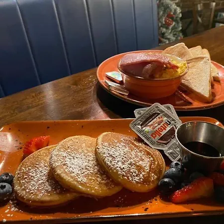 Готель The Shire